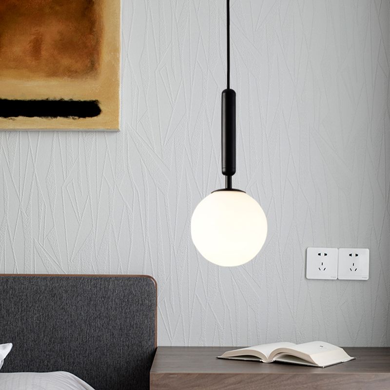 Forme sphérique Éclairage suspendu en verre de style moderne 1 lampe suspendue légère pour le salon
