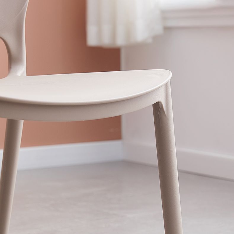 Silla lateral de plástico contemporánea, silla lateral de comedor apilable sin brazos con respaldo abierto