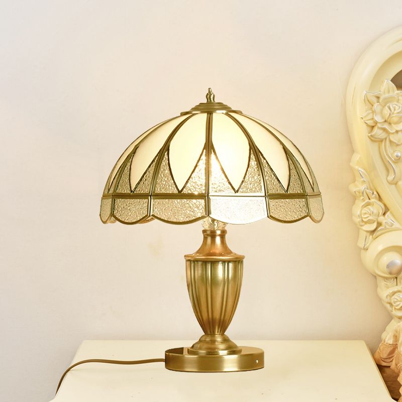 Goud 1 koptafel licht koloniaal beige en matglazen koepel 12 "/16" brede nachtkastje lamp voor het bed
