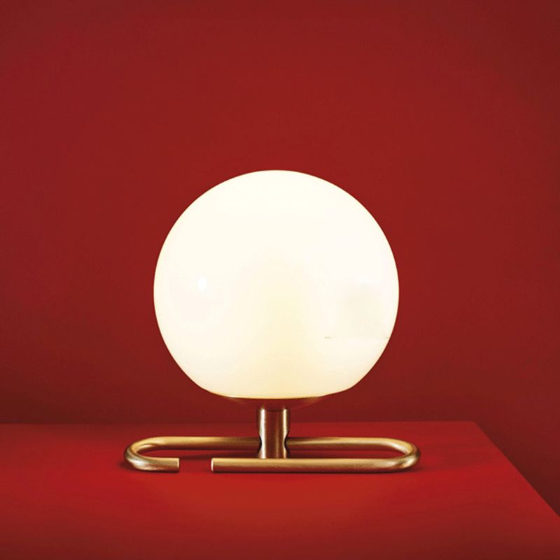Lampe de table Orbit en verre laiteux, applique murale contemporaine blanche à 1 tête avec base en métal pour chevet