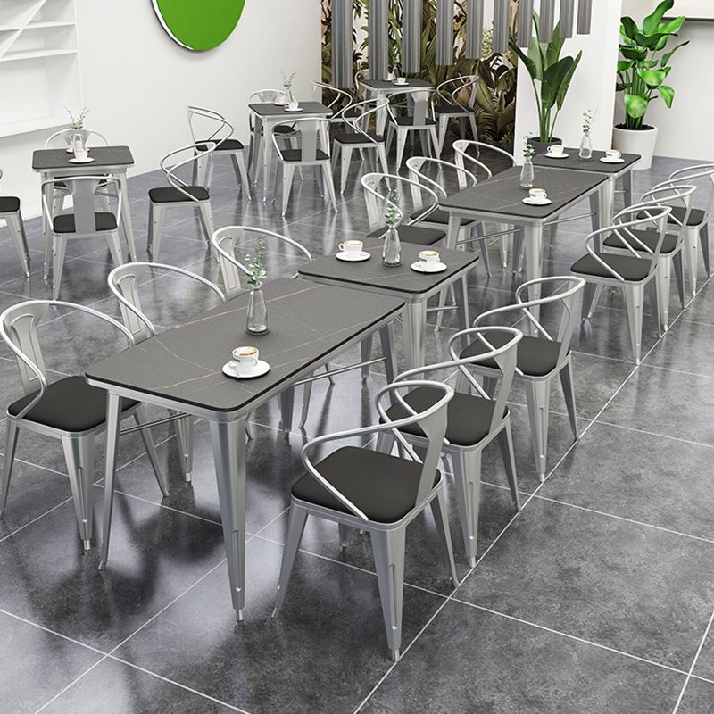 Industriële eetkamertafel Gesinterde stenen tafel met sledeonderstel voor thuiskeukendiner