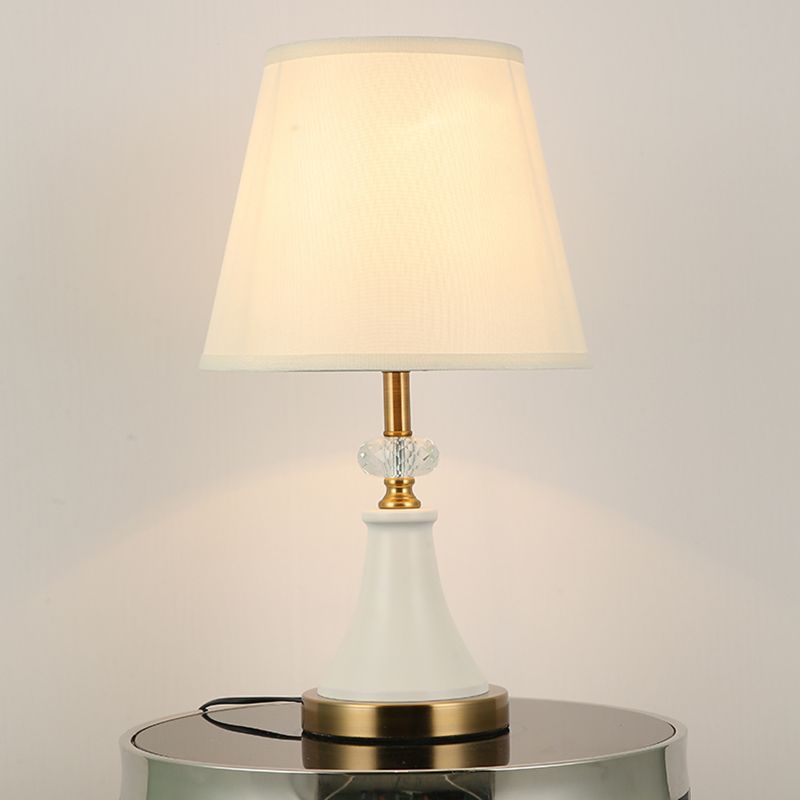 Moderne einfache Metalltischlampe Acrylschattenzylinderform -Glühbirnenleuchte für Schlafzimmer
