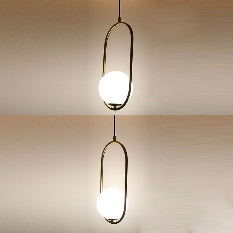 Luz de colgante de vidrio de vidrio de ópalo moderno nórdico Luz de suspensión esférica con anillo de metal elíptico para comedor