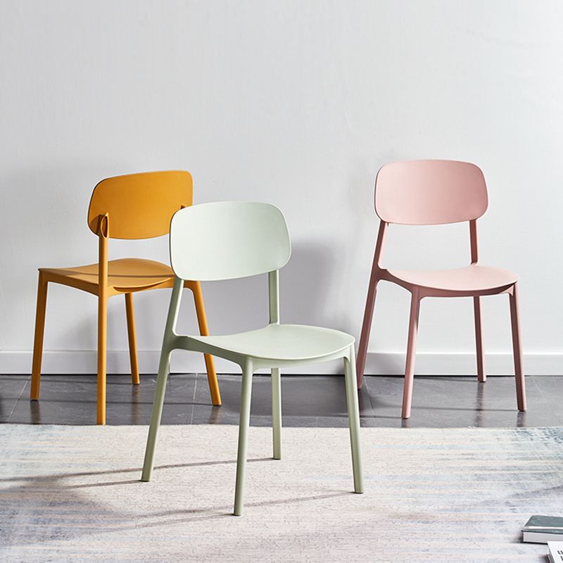 Stapelbarer Beistellstuhl aus Kunststoff im minimalistischen Stil. Bunte armlose Esszimmerstühle für den Heimgebrauch