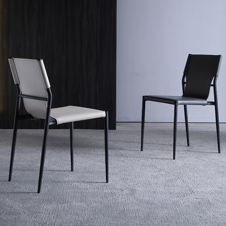 Silla lateral de cuero estilo diseñador para balcón, silla de comedor con respaldo sólido y patas negras