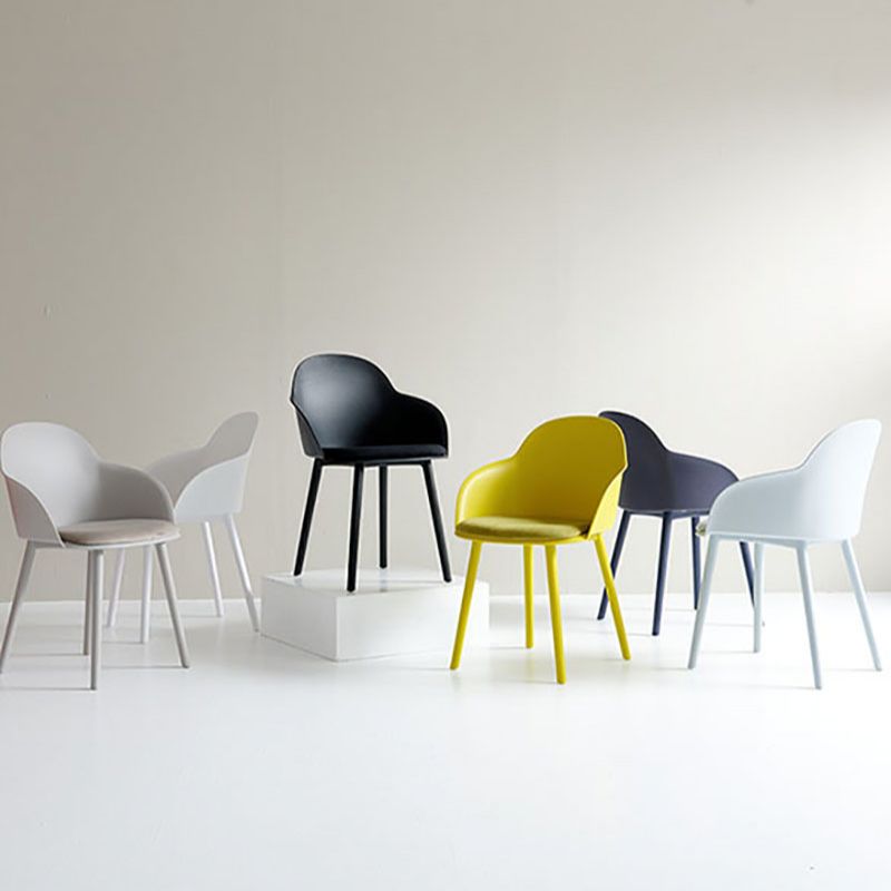 Sillas de comedor contemporáneas con respaldo sólido, sillas laterales con brazos y patas de plástico