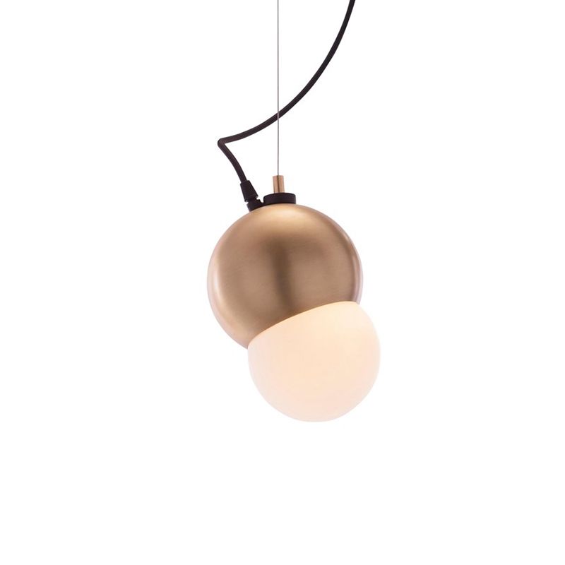 Iluminación colgada con cúpula de metal Estilo modernista 1 Bulbo Golden Pendse Lighting con sombra de vidrio blanco