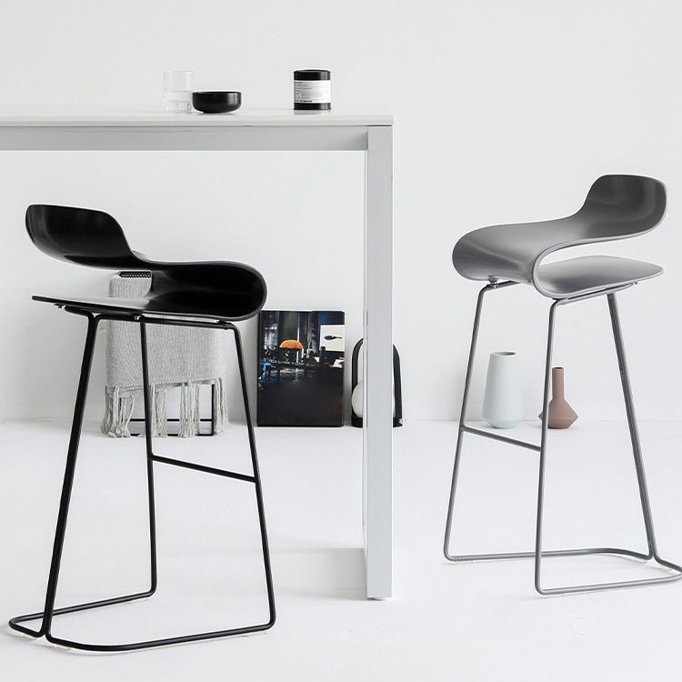Moderner Thekenhocker ohne Armlehnen, Stahl-Café-Barhocker mit Kunststoffsitz