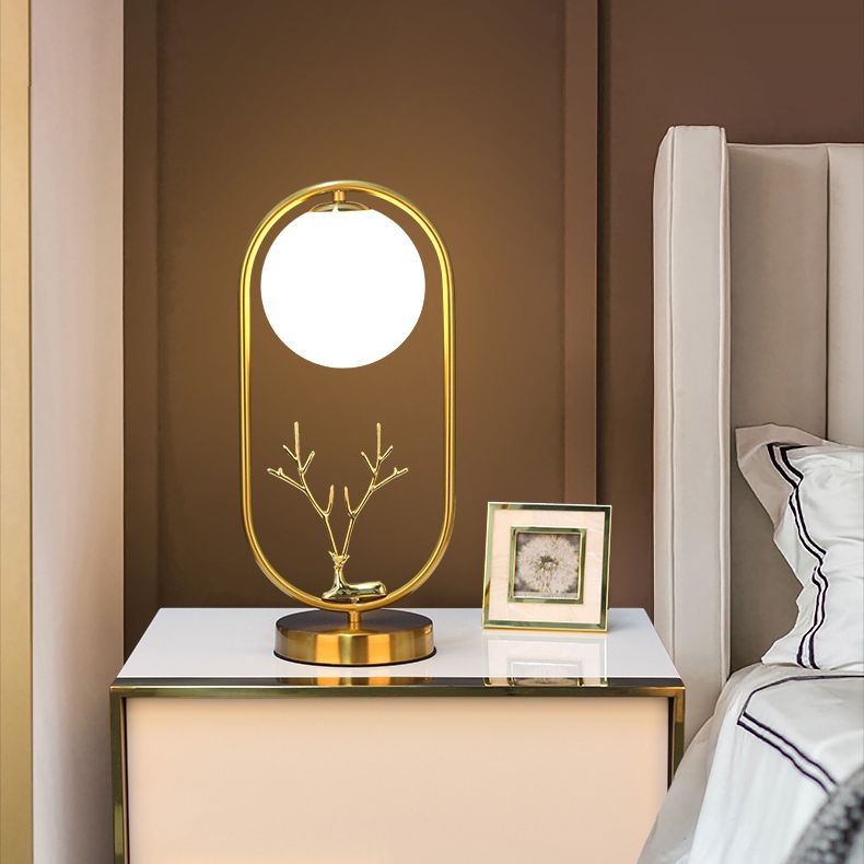 Lámpara de soporte de noche de los ciervos de latón Nordic Ball Glass Table de vidrio Luz para sala de estar