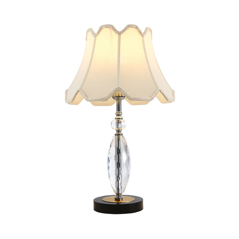 Enkele lamp nachtkastje verlichting met wijd uitlopende schaduw stof traditionele woonkamer kristallen tafel licht in wit