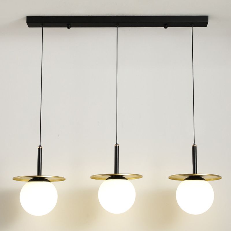 28.3 "Globo de vidrio blanco de ancho de 3 luces Ligera de metal redonda Decoración de lámina de metal de estilo posmoderno Costilización de iluminación en oro