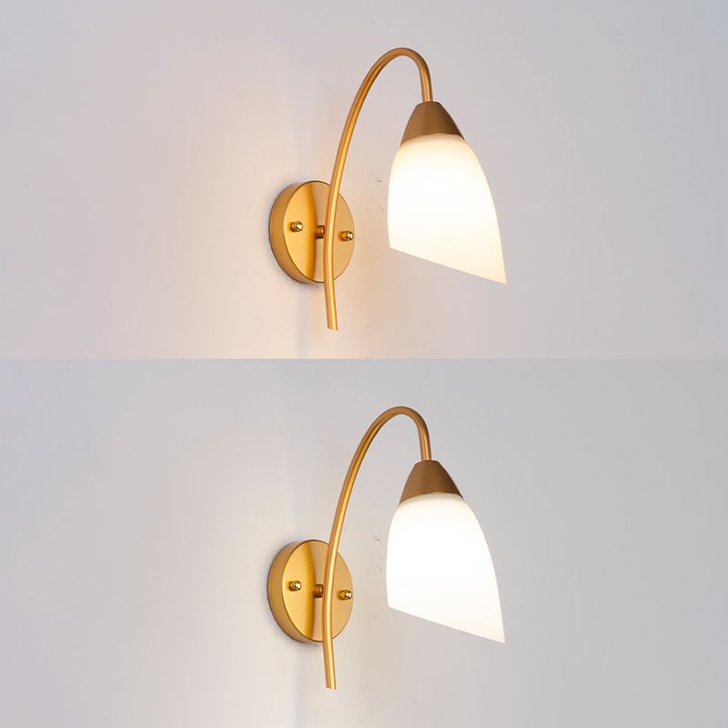 Lámpara de pared de una luz de vidrio blanco de estilo simple para el dormitorio