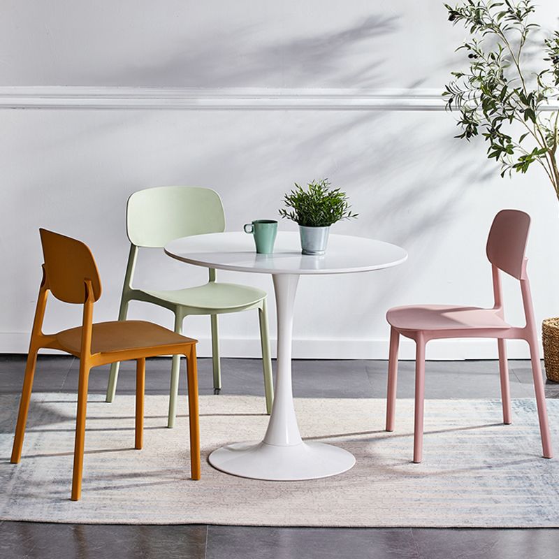 Stapelbarer Beistellstuhl aus Kunststoff im minimalistischen Stil. Bunte armlose Esszimmerstühle für den Heimgebrauch