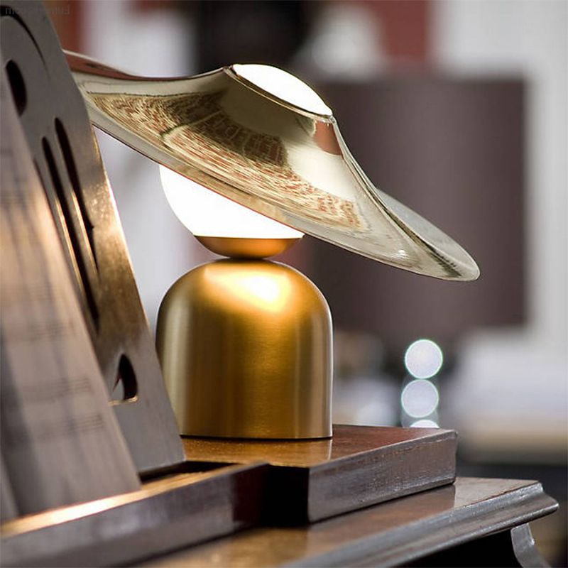 Luz de tarea plana de latón Modernista 1 Lámpara de escritorio de metal de bulbo con tono de vidrio ópalo de esfera