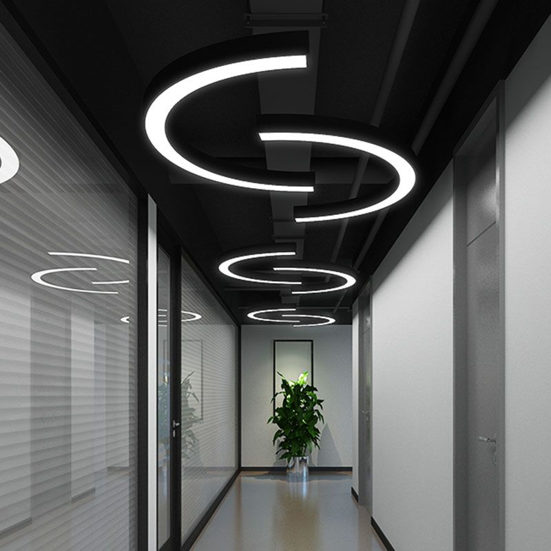 Lichtbogenform geformtes Fitnessstudio -Pendellampe Metall zeitgenössische LED Hanging Deckenleuchte in Schwarz