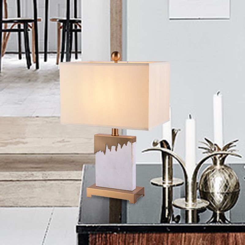 Zeitgenössischer 1 Glühbirnentisch helles goldenes Rechteck kleine Schreibtischlampe mit Stoffton
