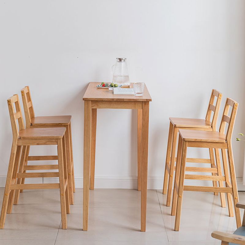 Moderner Tresen- und Barhocker aus Massivholz mit niedriger Rückenlehne und Holzbeinen