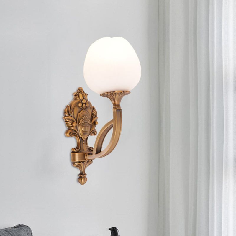 Lampe à fleurs rurales à fleur 1 clair d'éclairage mural en verre à la crème légère en laiton avec plaque arrière sculptée