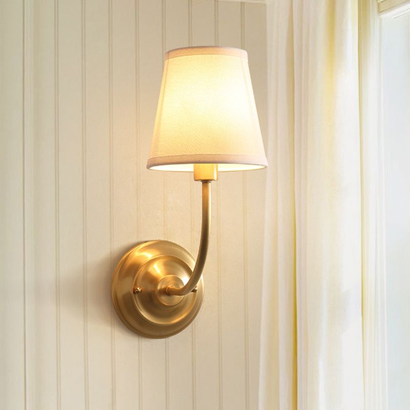 Lámpara de pared de pared de una sola bombilla Luz de pared de la sala de estar minimalista con sombra de tela cónica en oro
