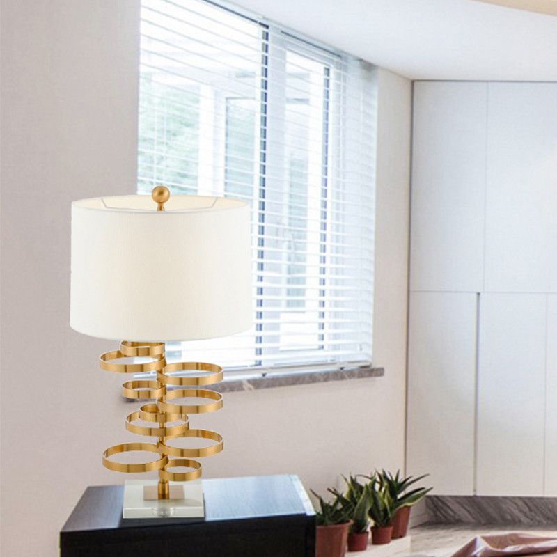 Lumo da comodino in metallo bianco post-moderno da tavolo da letto a 1 testa con tonalità in tessuto tamburo