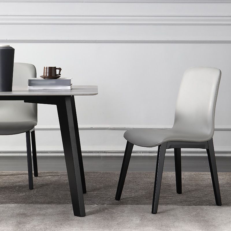 Sillas decorativas y de comedor contemporáneas Silla sin brazos Parsons curvada de cuero con acabado mate