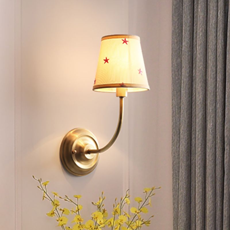 Tela con estelares cónicas Distonce niños 1 bulbo kit de luz de pared blanca con brazo curvilíneo de latón