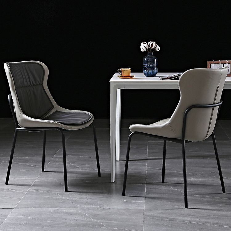 El comedor moderno del metal preside sillas sin brazos tapizadas del cuero lateral de la PU