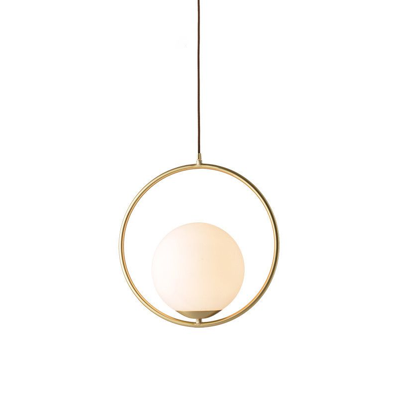 Gouden ijzerhanglicht met 7,8 "brede witte glazen bol schaduw moderne stijl enkele lampverlichtingsarmatuur