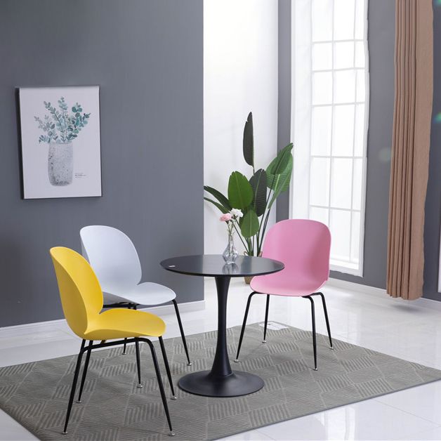 Silla lateral escandinava casera silla de comedor de plástico con patas negras