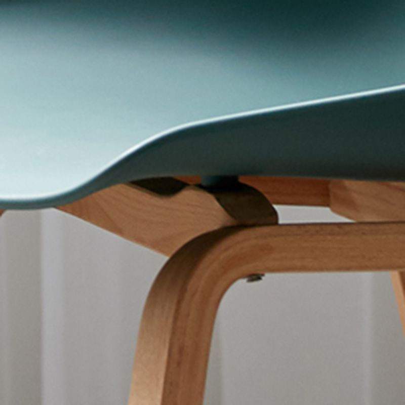Silla de comedor con acabado mate de madera, silla lateral con respaldo sólido de restaurante escandinavo