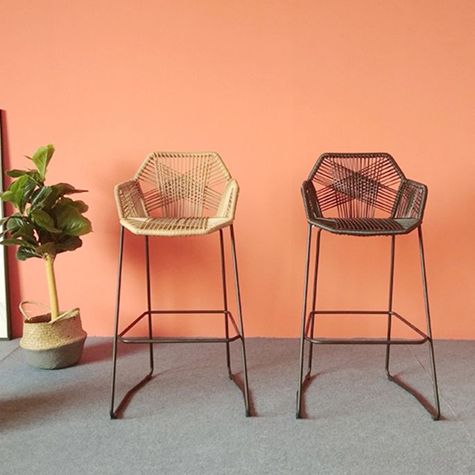 Moderne Armlehre Rückenlehne Theke Stuhl Iron Balcony Barhocker mit Rattansitz und Pedal