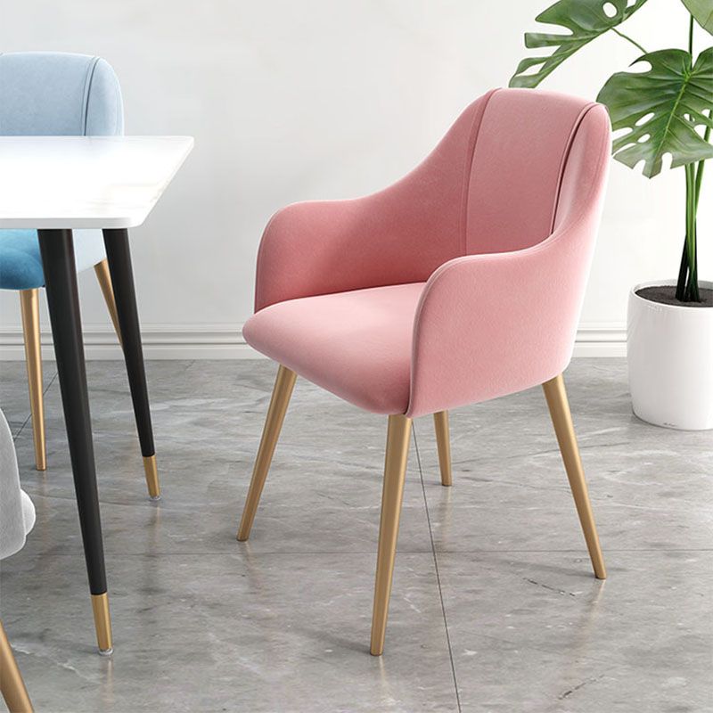 Sillas de comedor de terciopelo Glam, silla lateral de comedor de metal con brazo para uso en restaurantes