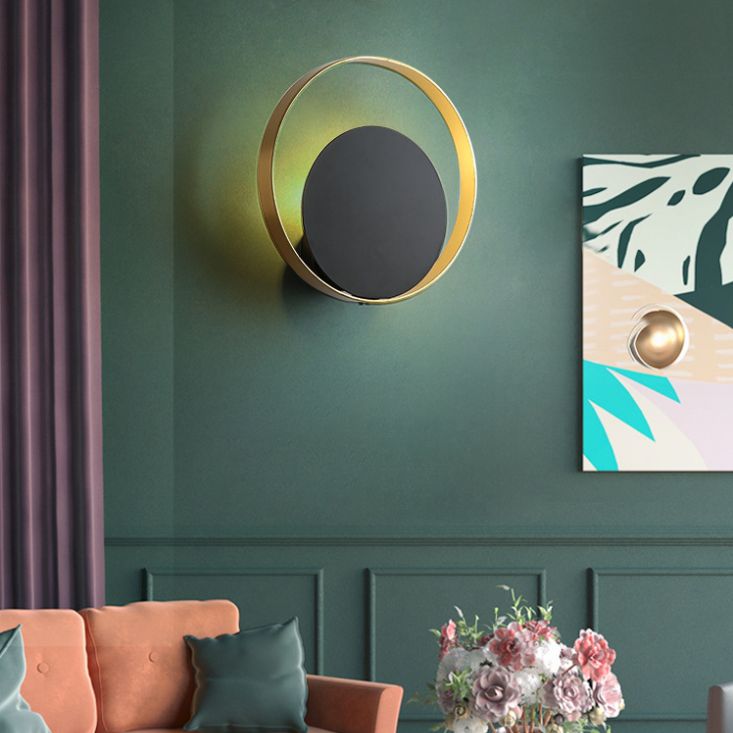 Lampada a parete circolare nera e oro nella moderna semplicità della parete in ferro battuto per gli spazi interni