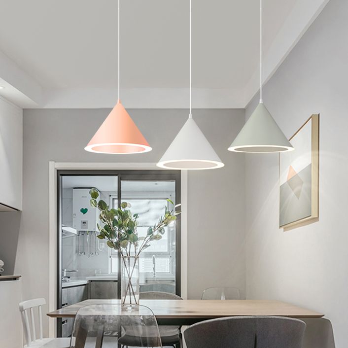 Pendard à LED en forme de cône métallique