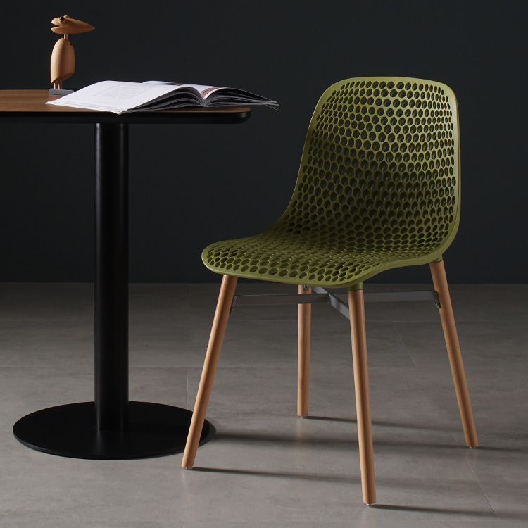 Chaise de salle à manger en plastique de style scandinave, sans accoudoirs, à dossier solide, avec pieds en bois