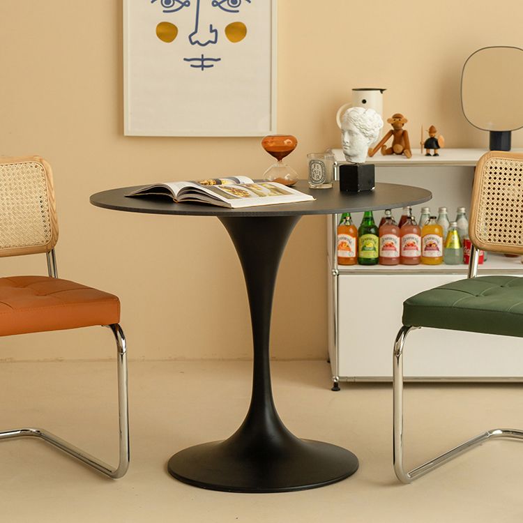 Eigentijdse eettafel van gesinterd steen met ronde vorm, keukeneettafel met tulponderstel