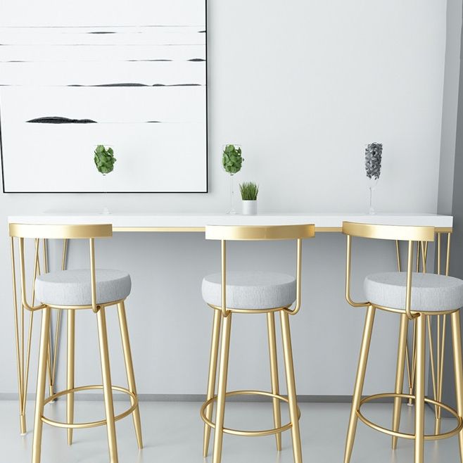 Taburete de bar con respaldo bajo y cojín de terciopelo estilo Glam, con patas de metal