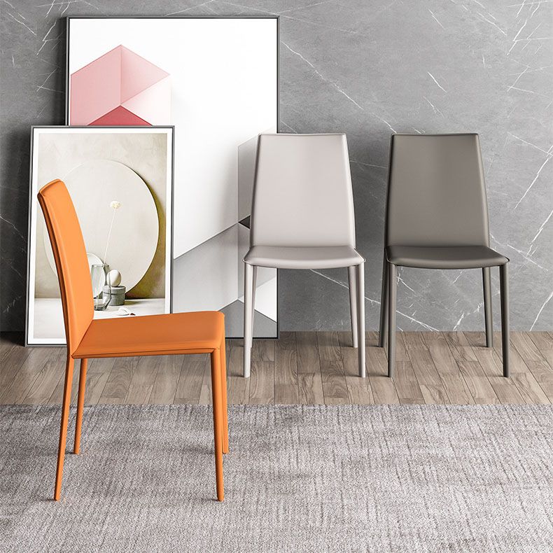 Silla de comedor curvada de cuero contemporánea Silla Parsons para Brasserie