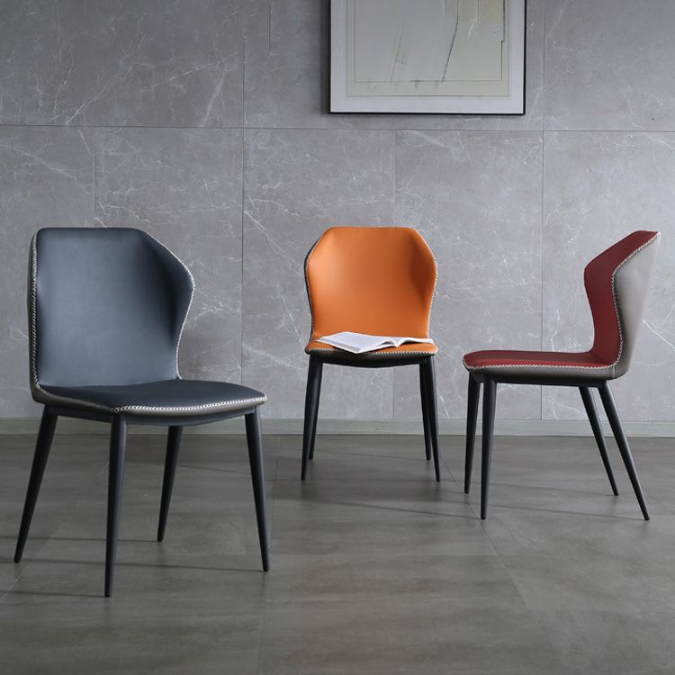 El lado moderno del comedor preside la silla sin brazos curvada cuero mate de Parsons del final