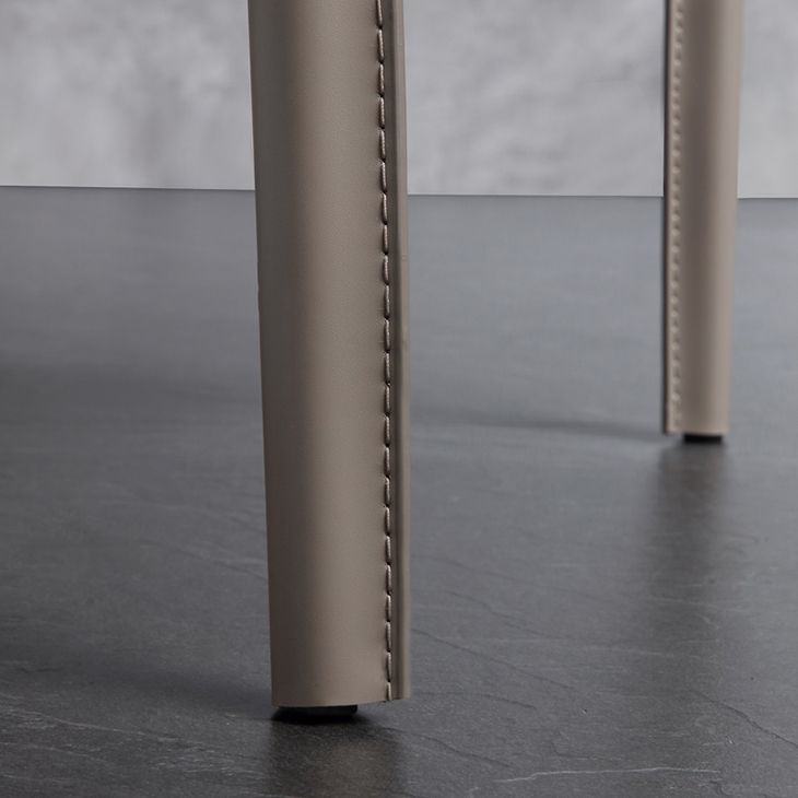 Silla lateral de cuero estilo diseñador para el hogar, silla de comedor con respaldo de orejas y acabado mate (juego de 2)