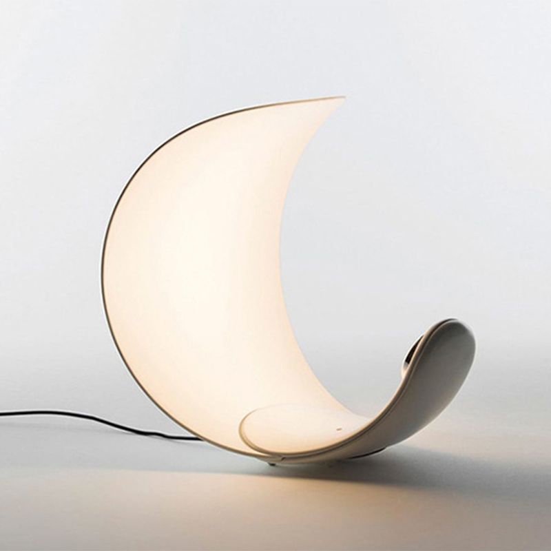 Luz de mesa LED de dormitorio metálico de lámpara de luna en forma de luna en forma de luna con cable enchufable