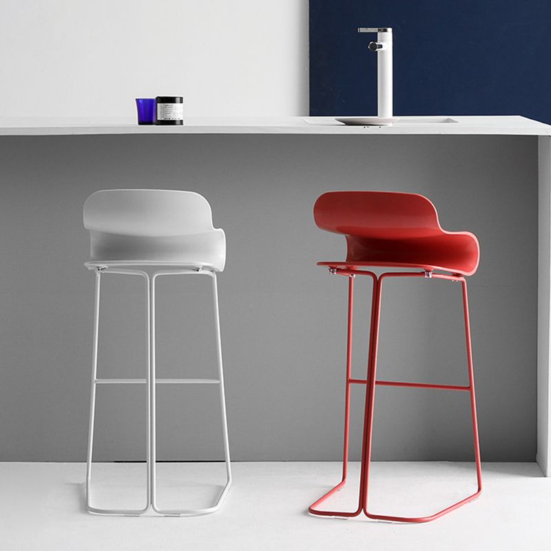 Taburete nórdico simple con respaldo bajo, taburete alto de hierro para interiores con asiento de plástico