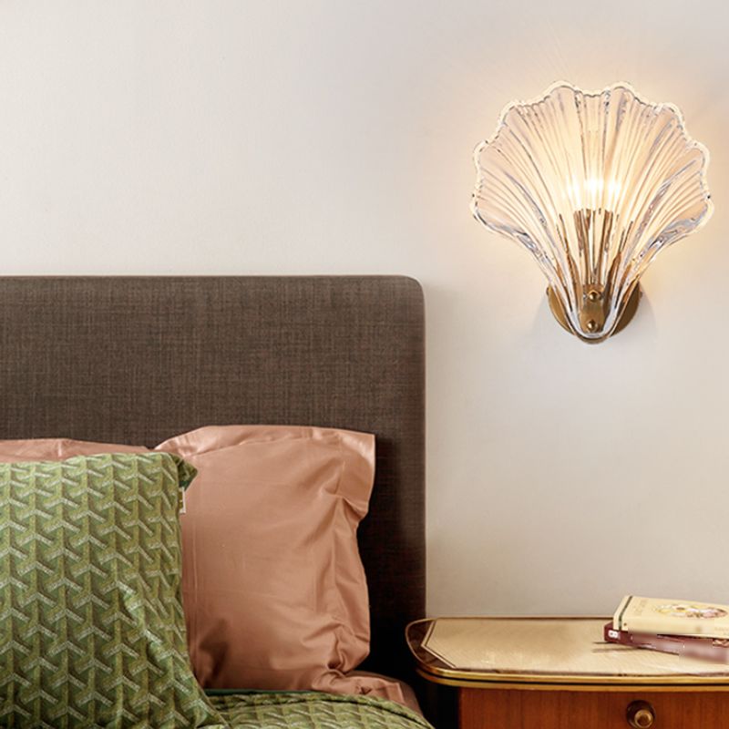 Luz de pared de vidrio de forma única Al estilo moderno de lámpara de pared de pared de una sola luz en latón