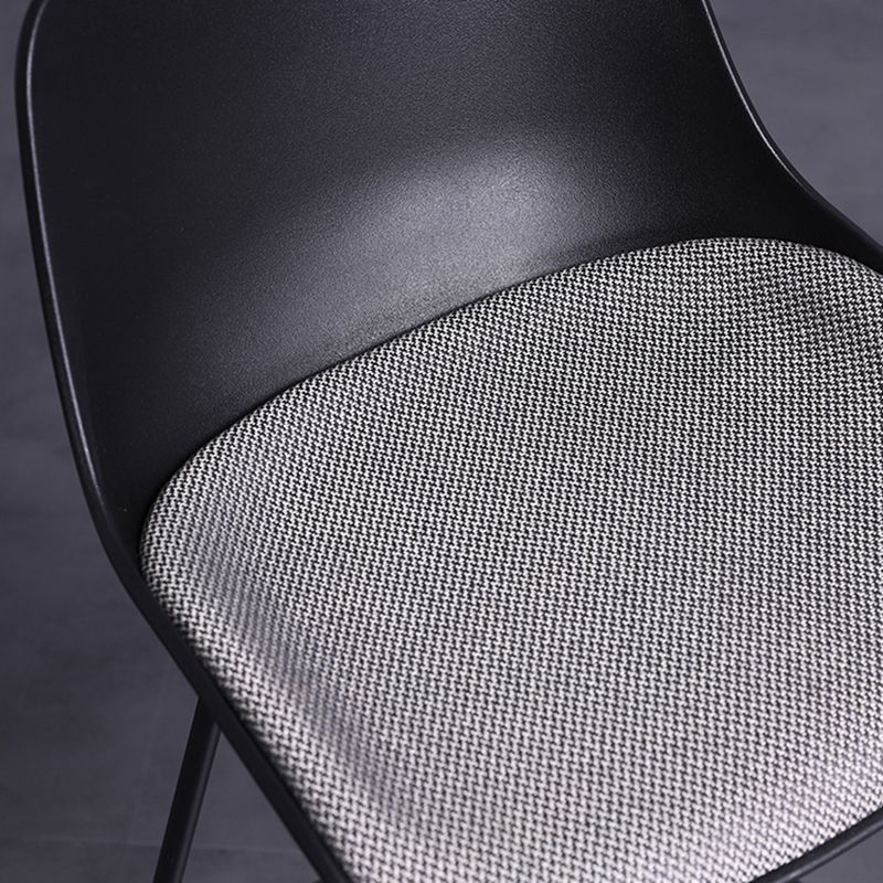 Tabouret de bar industriel rembourré blanc, haut d'intérieur noir avec siège baquet