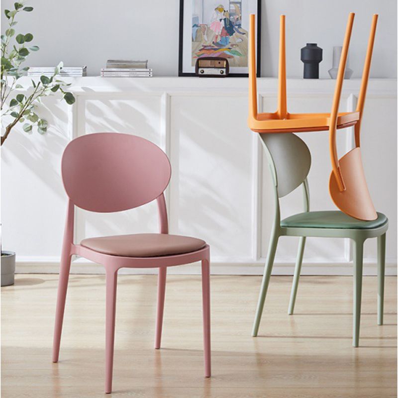 Silla de comedor de plástico mate con respaldo abierto para restaurante escandinavo