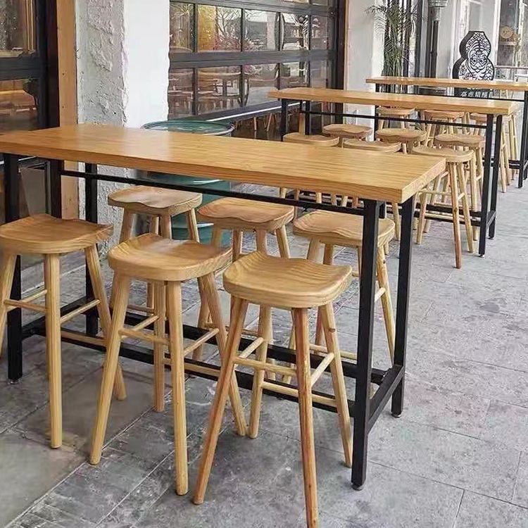Zeitgenössischer Barhocker aus massivem Holz für den Innenbereich mit Sitz und Fußstütze aus Holz