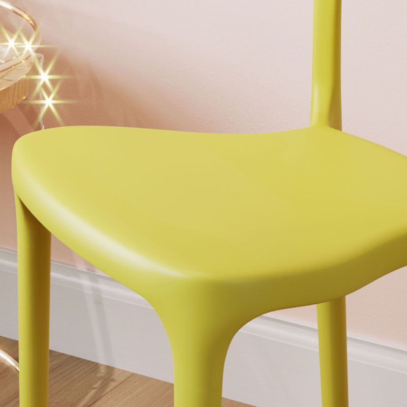 Silla de comedor moderna de plástico con acabado mate y respaldo abierto
