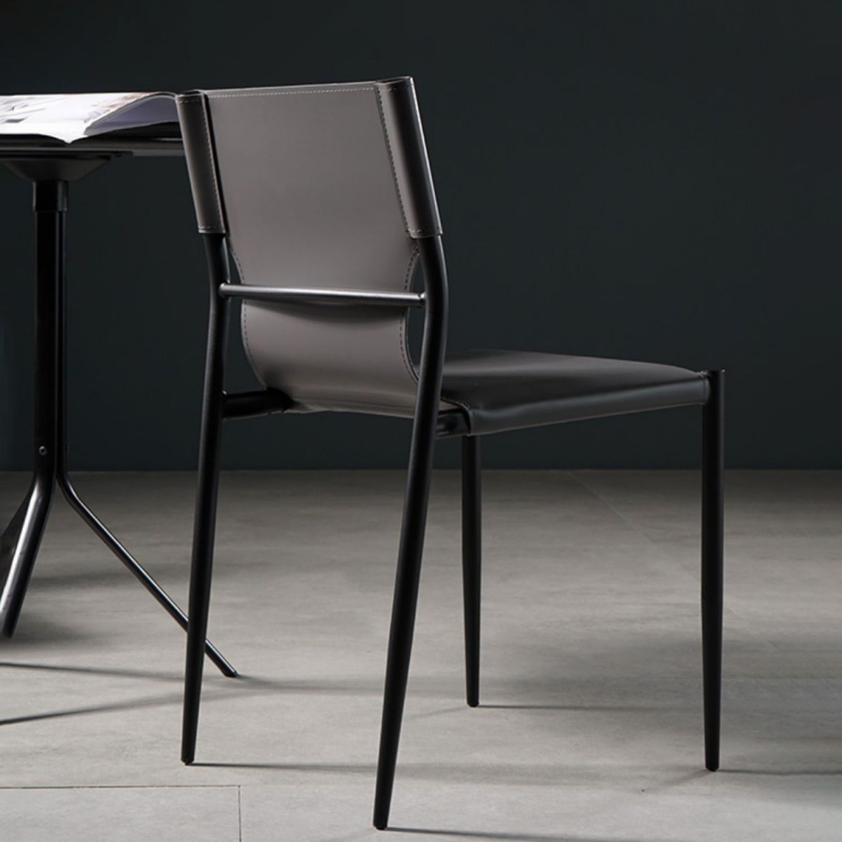 Silla de comedor de cuero de estilo industrial, silla de comedor sin brazos con respaldo sólido