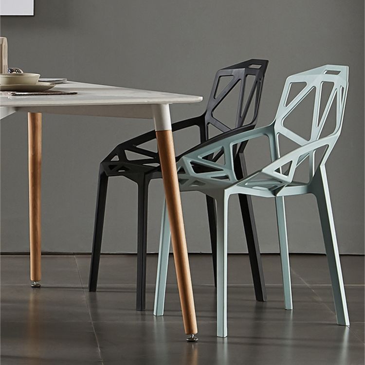 Chaise de salle à manger en plastique contemporaine, finition mate, chaise de salle à manger à dossier croisé