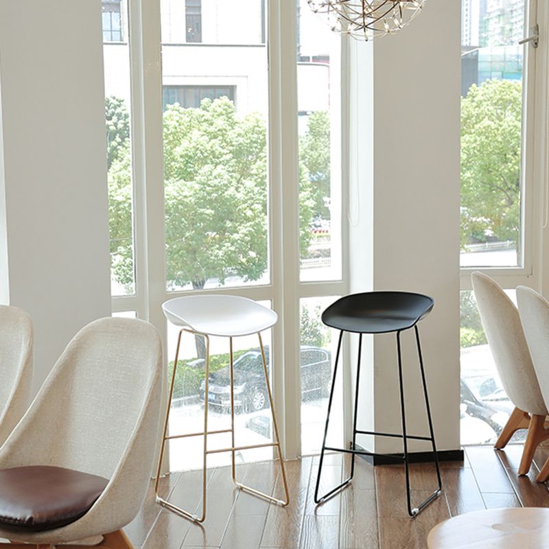 Contemporary Plastic Armless Bar Stool Low Back Bar Height Stool with Metal Frame